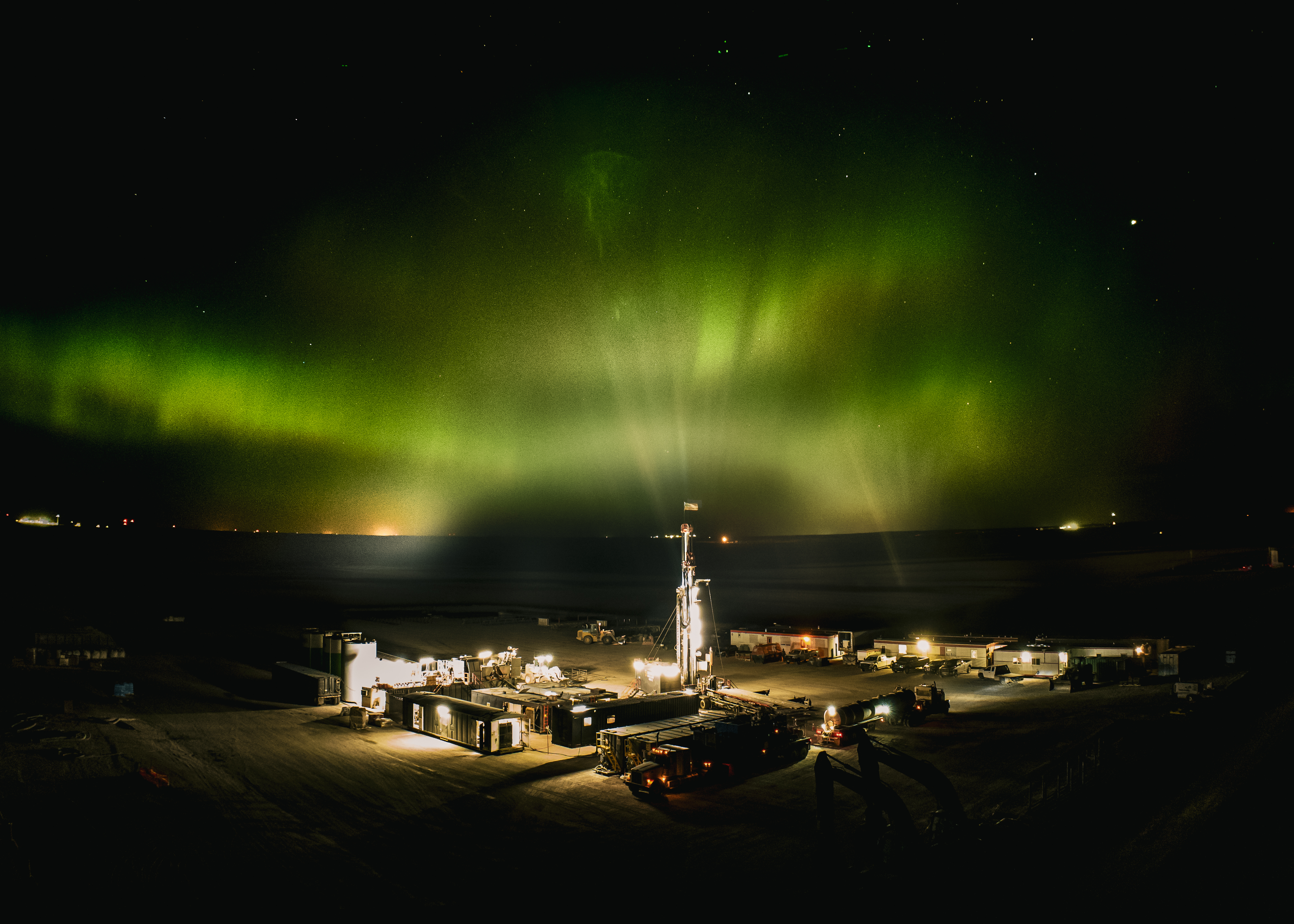 Rig under northern lights